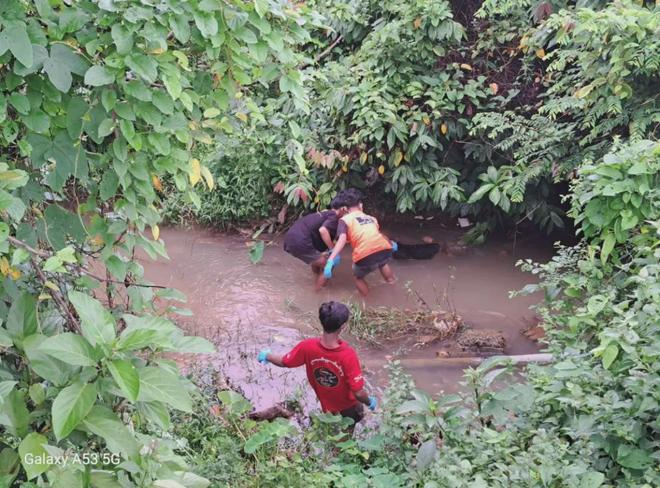 缅甸毛淡棉火车站东侧铁路旁排水沟内发现一具男性尸体
